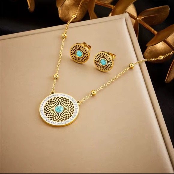 Circular Retro Inlaid Turquoise Golden Necklace 316L Stainless Steel - Picture 3 of 8